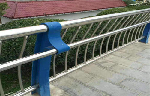 忻州不锈钢复合管道路护栏双金属复合管护栏多少钱一米